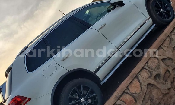 Gura Yakoze Volkswagen Touareg White Imodoka i Arua mu Uganda Gura Yakoze Volkswagen Touareg White Imodoka i Arua mu Uganda