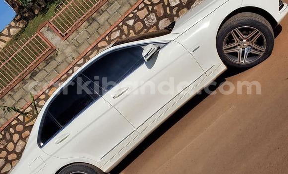 Gura Yakoze Mercedes‒Benz C–Class White Imodoka i Bombo mu Central Gura Yakoze Mercedes‒Benz C–Class White Imodoka i Bombo mu Central