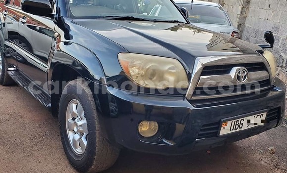 Gura Yakoze Toyota Surf Black Imodoka i Bombo mu Central Gura Yakoze Toyota Surf Black Imodoka i Bombo mu Central