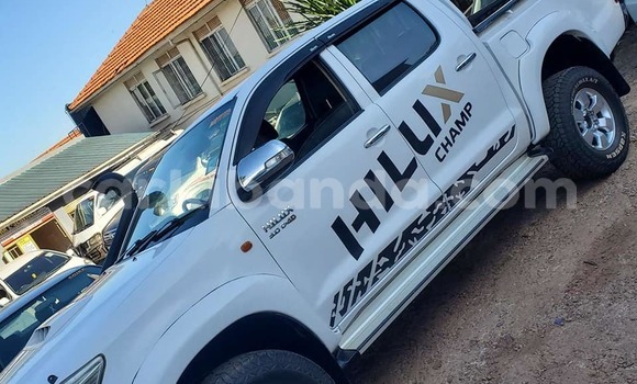 Nunua Ilio tumika Toyota Hilux Nyeupe Gari ndani ya Bombo nchini Kati