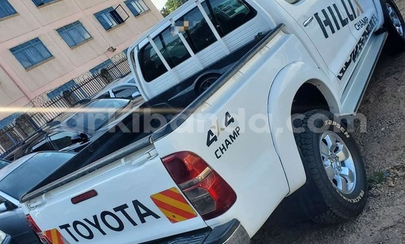 Gura Yakoze Toyota Hilux White Imodoka i Bombo mu Central Gura Yakoze Toyota Hilux White Imodoka i Bombo mu Central