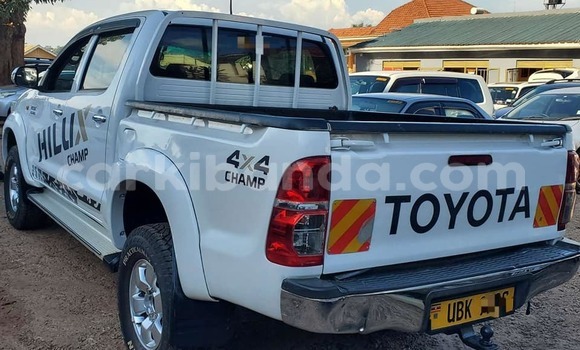 Gura Yakoze Toyota Hilux White Imodoka i Bombo mu Central Gura Yakoze Toyota Hilux White Imodoka i Bombo mu Central