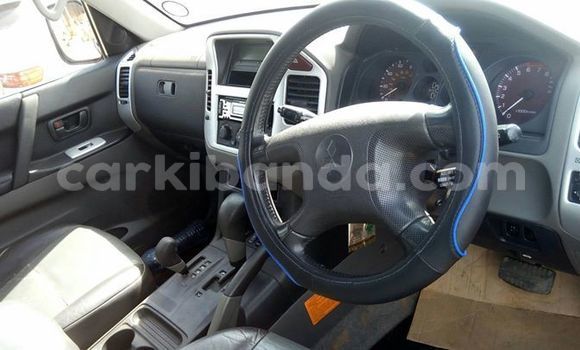 Acheter Occasion Voiture Mitsubishi Pajero Bleu à Kibuye, Ouganda Acheter Occasion Voiture Mitsubishi Pajero Bleu à Kibuye, Ouganda