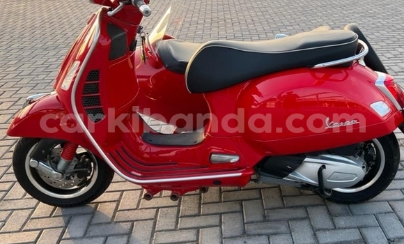 Acheter Occasion Moto Vespa GTS Rouge à Kampala, Ouganda Acheter Occasion Moto Vespa GTS Rouge à Kampala, Ouganda