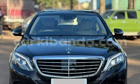 Nunua Ilio tumika Mercedes‒Benz S–Class Nyeusi Gari ndani ya Bombo nchini Kati