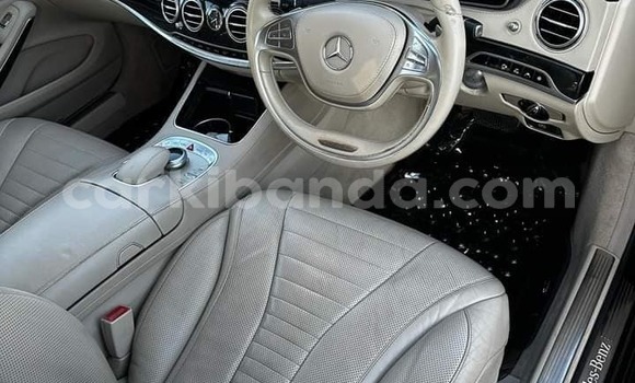 Gura Yakoze Mercedes‒Benz S–Class Black Imodoka i Bombo mu Central Gura Yakoze Mercedes‒Benz S–Class Black Imodoka i Bombo mu Central