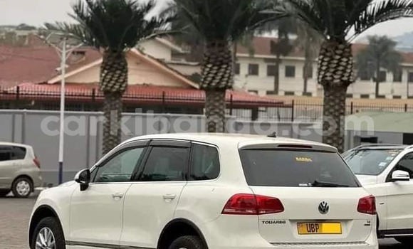 Gura Yakoze Volkswagen Touareg White Imodoka i Bombo mu Central Gura Yakoze Volkswagen Touareg White Imodoka i Bombo mu Central