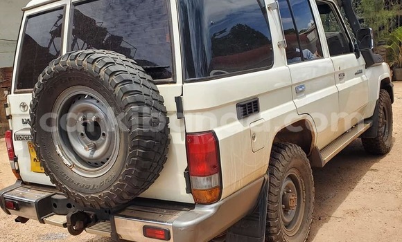 Acheter Occasion Voiture Toyota Land Cruiser Blanc à Apac, Nord Acheter Occasion Voiture Toyota Land Cruiser Blanc à Apac, Nord