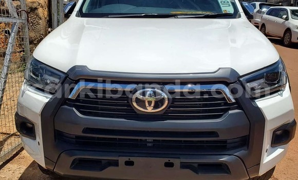 Nunua Ilio tumika Toyota Hilux Nyeupe Gari ndani ya Bombo nchini Kati