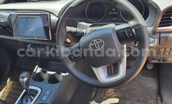 Gura Yakoze Toyota Hilux White Imodoka i Bombo mu Central Gura Yakoze Toyota Hilux White Imodoka i Bombo mu Central