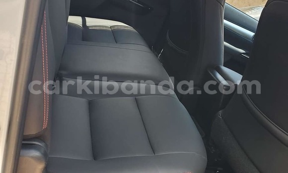 Gura Yakoze Toyota Hilux White Imodoka i Bombo mu Central Gura Yakoze Toyota Hilux White Imodoka i Bombo mu Central