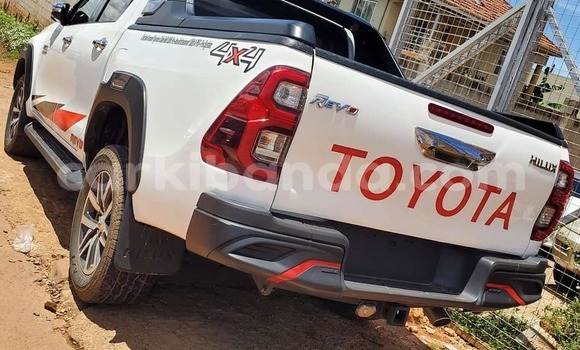 Gura Yakoze Toyota Hilux White Imodoka i Bombo mu Central Gura Yakoze Toyota Hilux White Imodoka i Bombo mu Central