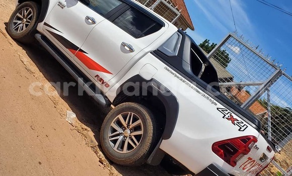 Gura Yakoze Toyota Hilux White Imodoka i Bombo mu Central Gura Yakoze Toyota Hilux White Imodoka i Bombo mu Central