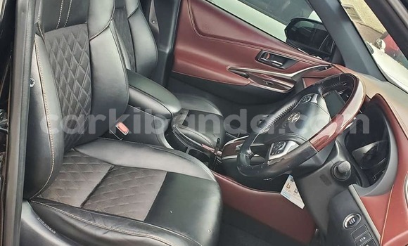 Gura Yakoze Toyota Harrier Black Imodoka i Bombo mu Central Gura Yakoze Toyota Harrier Black Imodoka i Bombo mu Central