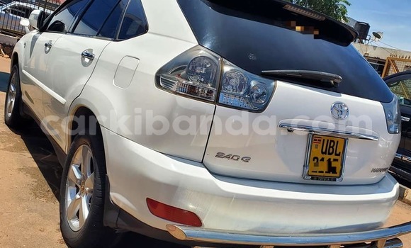 Acheter Occasion Voiture Toyota Harrier Blanc à Arua, Ouganda Acheter Occasion Voiture Toyota Harrier Blanc à Arua, Ouganda