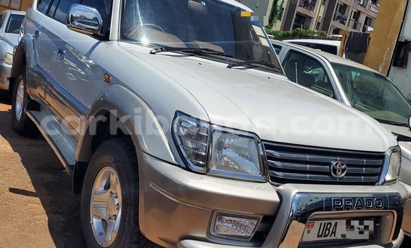 Gura Yakoze Toyota Land Cruiser Prado White Imodoka i Bombo mu Central Gura Yakoze Toyota Land Cruiser Prado White Imodoka i Bombo mu Central