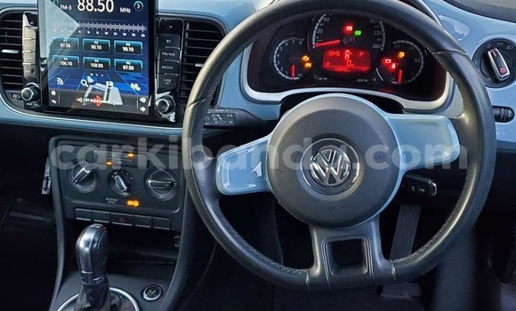 Gura Yakoze Volkswagen Beetle White Imodoka i Bombo mu Central Gura Yakoze Volkswagen Beetle White Imodoka i Bombo mu Central