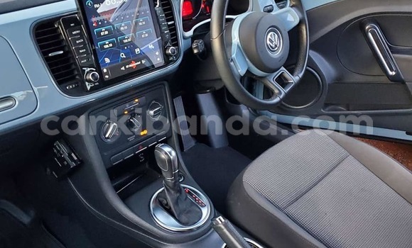 Gura Yakoze Volkswagen Beetle White Imodoka i Bombo mu Central Gura Yakoze Volkswagen Beetle White Imodoka i Bombo mu Central