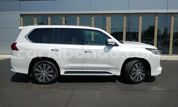 Gura Imported Lexus LX 570 White Imodoka i Bugembe mu Eastern