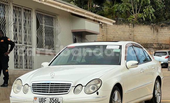 Nunua Ilio tumika Mercedes‒Benz E–Class Nyeupe Gari ndani ya Apac nchini Kaskazini