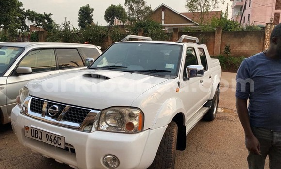 Gura Yakoze Nissan Hardbody White Imodoka i Bombo mu Central Gura Yakoze Nissan Hardbody White Imodoka i Bombo mu Central