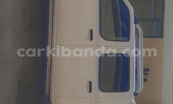 Gura Yakoze Nissan Hardbody White Imodoka i Bombo mu Central Gura Yakoze Nissan Hardbody White Imodoka i Bombo mu Central