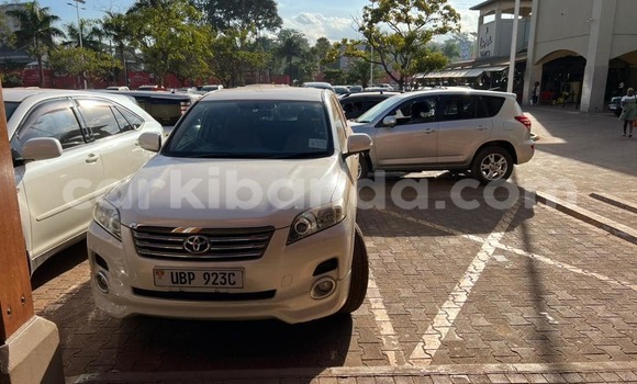 Gura Yakoze Toyota Vanguard White Imodoka i Bombo mu Central Gura Yakoze Toyota Vanguard White Imodoka i Bombo mu Central