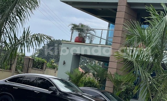 Gura Yakoze Mercedes‒Benz GLC Black Imodoka i Bombo mu Central Gura Yakoze Mercedes‒Benz GLC Black Imodoka i Bombo mu Central