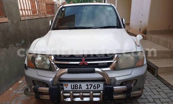 Gura Yakoze Mitsubishi Pajero White Imodoka i Bombo mu Central Gura Yakoze Mitsubishi Pajero White Imodoka i Bombo mu Central