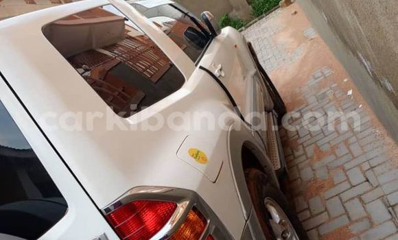 Gura Yakoze Mitsubishi Pajero White Imodoka i Bombo mu Central Gura Yakoze Mitsubishi Pajero White Imodoka i Bombo mu Central