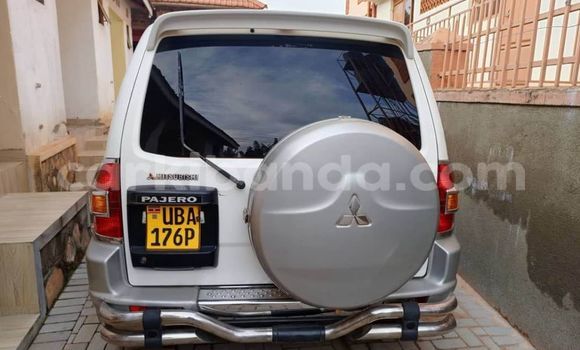 Gura Yakoze Mitsubishi Pajero White Imodoka i Bombo mu Central Gura Yakoze Mitsubishi Pajero White Imodoka i Bombo mu Central