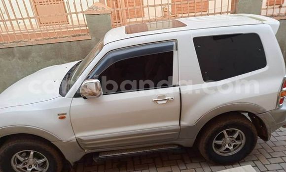 Gura Yakoze Mitsubishi Pajero White Imodoka i Bombo mu Central Gura Yakoze Mitsubishi Pajero White Imodoka i Bombo mu Central