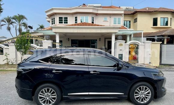 Gura Yakoze Toyota Harrier Black Imodoka i Kibuye mu Uganda Gura Yakoze Toyota Harrier Black Imodoka i Kibuye mu Uganda