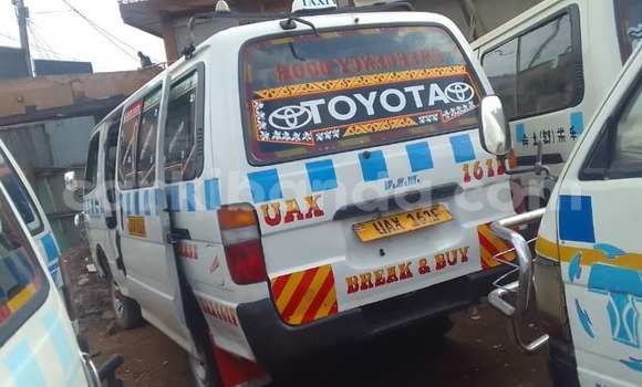Gura Yakoze Toyota Hiace Silver Imodoka i Kampala mu Uganda