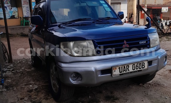 Acheter Occasion Voiture Mitsubishi Pajero iO Bleu à Kampala, Ouganda