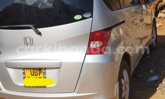 Gura Yakoze Honda Freed Silver Imodoka i Kampala mu Uganda Gura Yakoze Honda Freed Silver Imodoka i Kampala mu Uganda