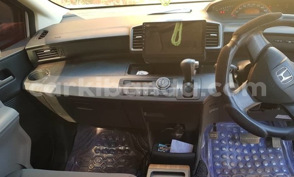 Gura Yakoze Honda Freed Silver Imodoka i Kampala mu Uganda Gura Yakoze Honda Freed Silver Imodoka i Kampala mu Uganda