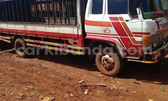 Gura Yakoze Mitsubishi Lancer Cargo White Imodoka i Kampala mu Uganda Gura Yakoze Mitsubishi Lancer Cargo White Imodoka i Kampala mu Uganda