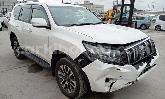 Nunua Imported Toyota Land Cruiser Prado Nyeupe Gari ndani ya Kampala nchini Uganda Nunua Imported Toyota Land Cruiser Prado Nyeupe Gari ndani ya Kampala nchini Uganda