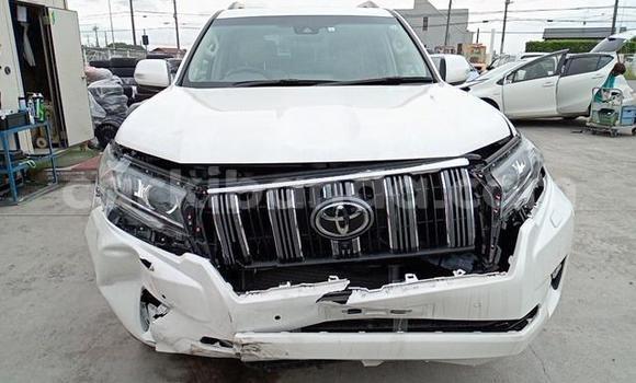 Nunua Imported Toyota Land Cruiser Prado Nyeupe Gari ndani ya Kampala nchini Uganda Nunua Imported Toyota Land Cruiser Prado Nyeupe Gari ndani ya Kampala nchini Uganda
