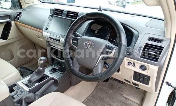 Nunua Imported Toyota Land Cruiser Prado Nyeupe Gari ndani ya Kampala nchini Uganda Nunua Imported Toyota Land Cruiser Prado Nyeupe Gari ndani ya Kampala nchini Uganda