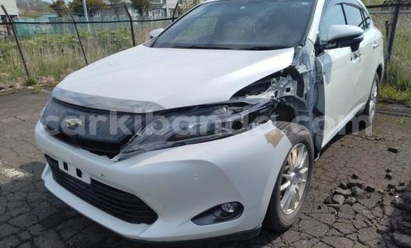 Nunua Imported Toyota Harrier Nyeupe Gari ndani ya Kampala nchini Uganda