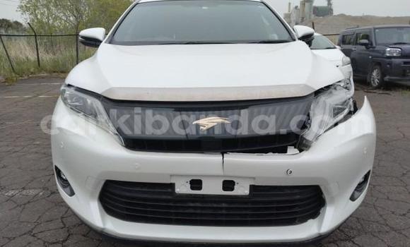 Nunua Imported Toyota Harrier Nyeupe Gari ndani ya Kampala nchini Uganda Nunua Imported Toyota Harrier Nyeupe Gari ndani ya Kampala nchini Uganda
