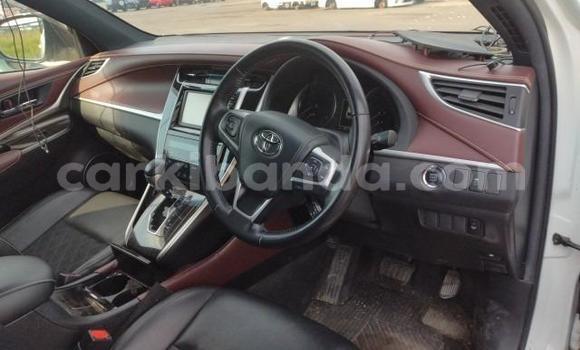 Nunua Imported Toyota Harrier Nyeupe Gari ndani ya Kampala nchini Uganda Nunua Imported Toyota Harrier Nyeupe Gari ndani ya Kampala nchini Uganda