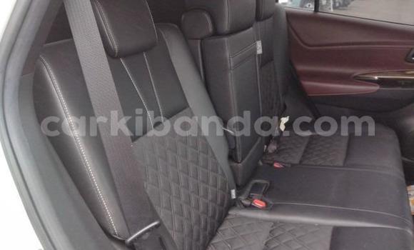 Nunua Imported Toyota Harrier Nyeupe Gari ndani ya Kampala nchini Uganda Nunua Imported Toyota Harrier Nyeupe Gari ndani ya Kampala nchini Uganda