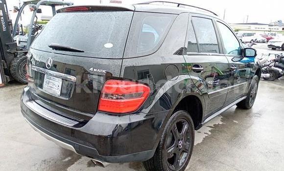 Nunua Imported Mercedes‒Benz ML–Class Nyeusi Gari ndani ya Kampala nchini Uganda Nunua Imported Mercedes‒Benz ML–Class Nyeusi Gari ndani ya Kampala nchini Uganda
