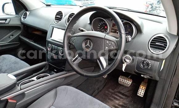 Nunua Imported Mercedes‒Benz ML–Class Nyeusi Gari ndani ya Kampala nchini Uganda Nunua Imported Mercedes‒Benz ML–Class Nyeusi Gari ndani ya Kampala nchini Uganda