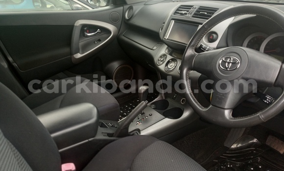 Gura Yakoze Toyota RAV4 White Imodoka i Kampala mu Uganda Gura Yakoze Toyota RAV4 White Imodoka i Kampala mu Uganda