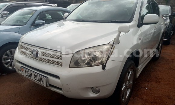 Gura Yakoze Toyota RAV4 White Imodoka i Kampala mu Uganda Gura Yakoze Toyota RAV4 White Imodoka i Kampala mu Uganda