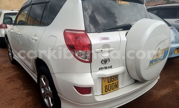 Gura Yakoze Toyota RAV4 White Imodoka i Kampala mu Uganda Gura Yakoze Toyota RAV4 White Imodoka i Kampala mu Uganda
